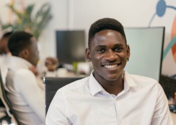 How Justin Ernest invested nearly $400M into hot startups without a traditional VC fund — Photo by Mikhail Nilov on Pexels