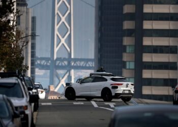 Feds order robotaxi companies to stop blocking first responders