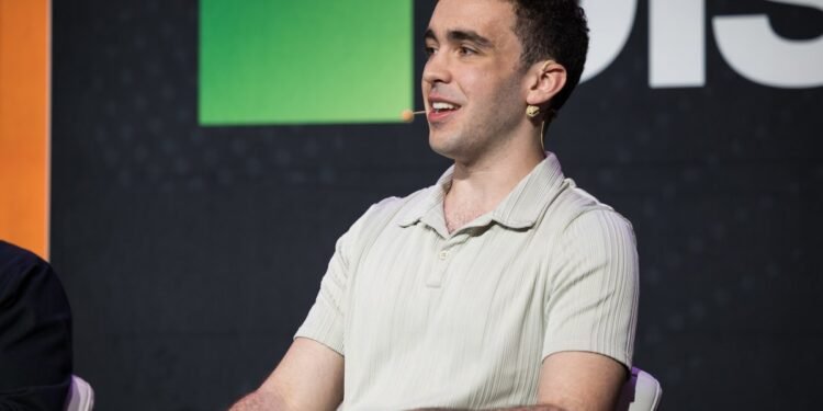 College app Fizz accuses venture capitalist of leaking secrets article image