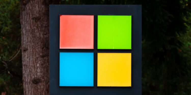 Redmond,,Wa,,Usa,,10 18 2025:,Microsoft,Logo,Sign,With,Building,Number