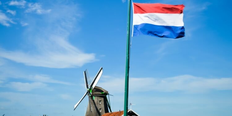 Featured image for Netherlands renewable energy record showing wind turbines and solar panels