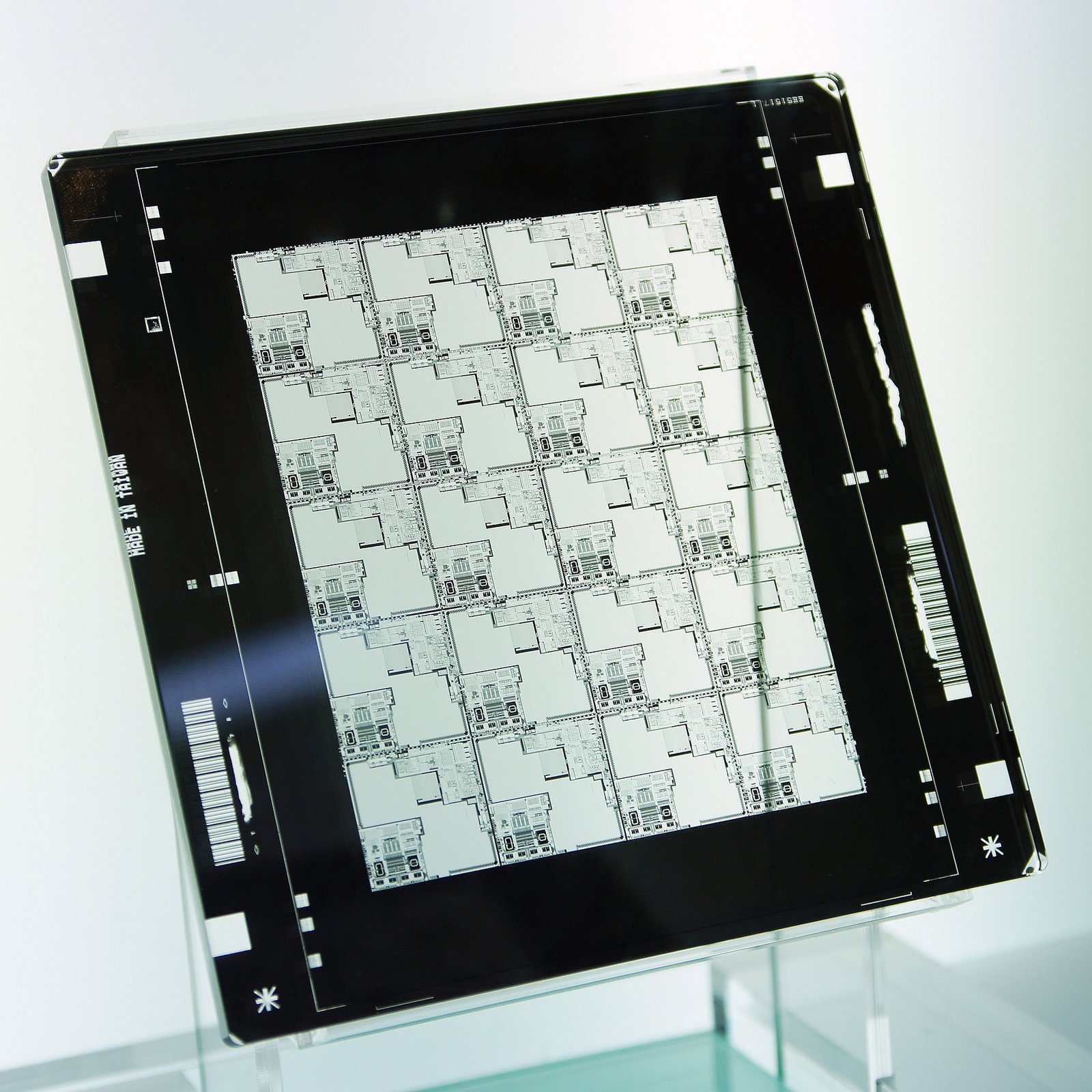 Semiconductor photomask used in advanced chip lithography manufacturing