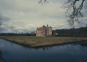 Castle de Haar in Utrecht's Haarzuilens: Gardens and Family Outings