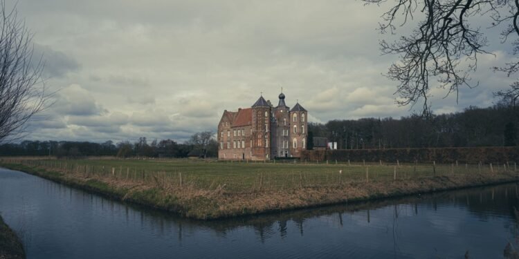 Castle de Haar in Utrecht's Haarzuilens: Gardens and Family Outings