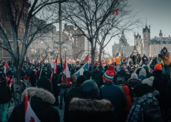 Des dizaines de milliers de personnes dans les rue, trois blessés dont