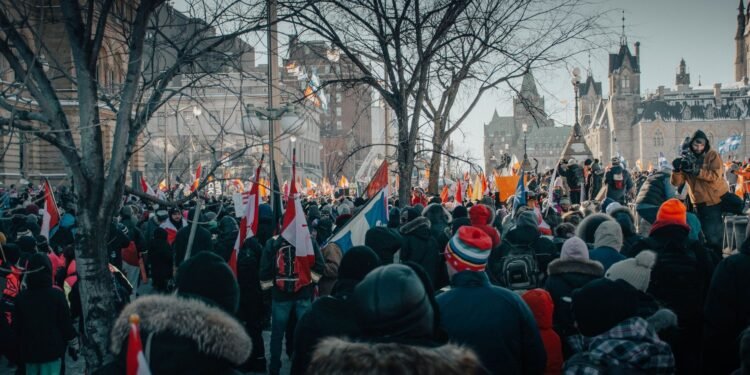 Des dizaines de milliers de personnes dans les rue, trois blessés dont