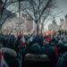 Des dizaines de milliers de personnes dans les rue, trois blessés dont