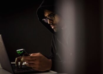 Online adverts used to deliver zero-click spyware, researchers say