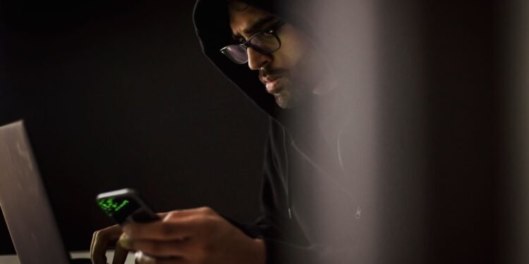 Online adverts used to deliver zero-click spyware, researchers say
